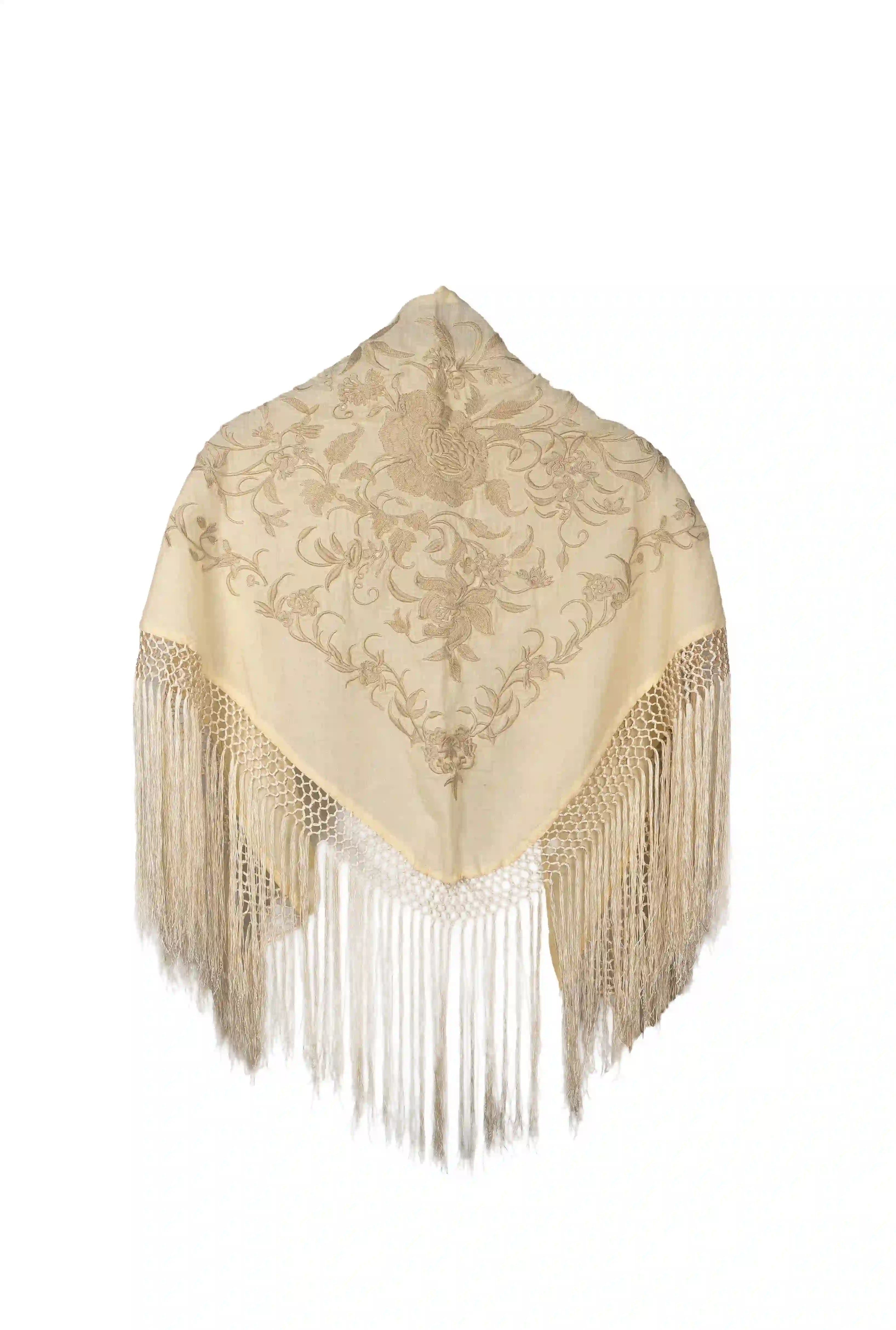 Mantoncillo color crudo con bordado y flecos