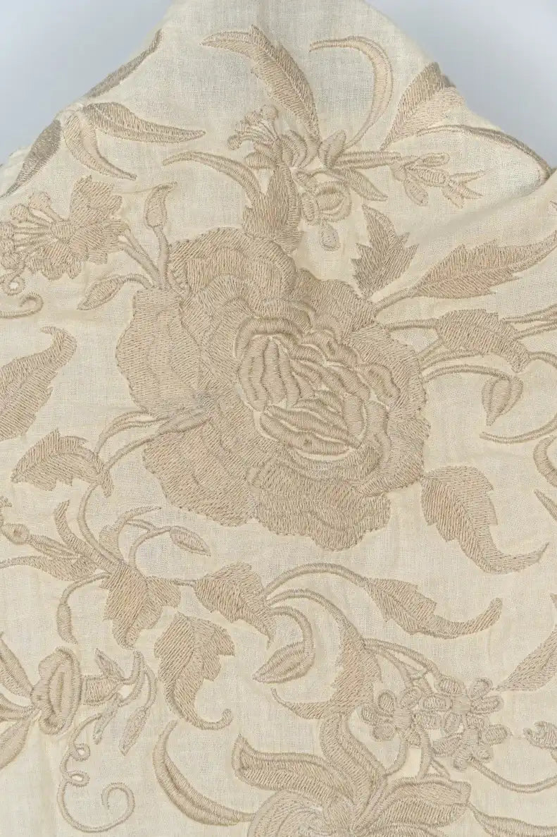 Mantoncillo color crudo con bordado y flecos