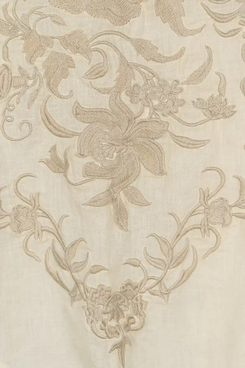 Mantoncillo color crudo con bordado y flecos