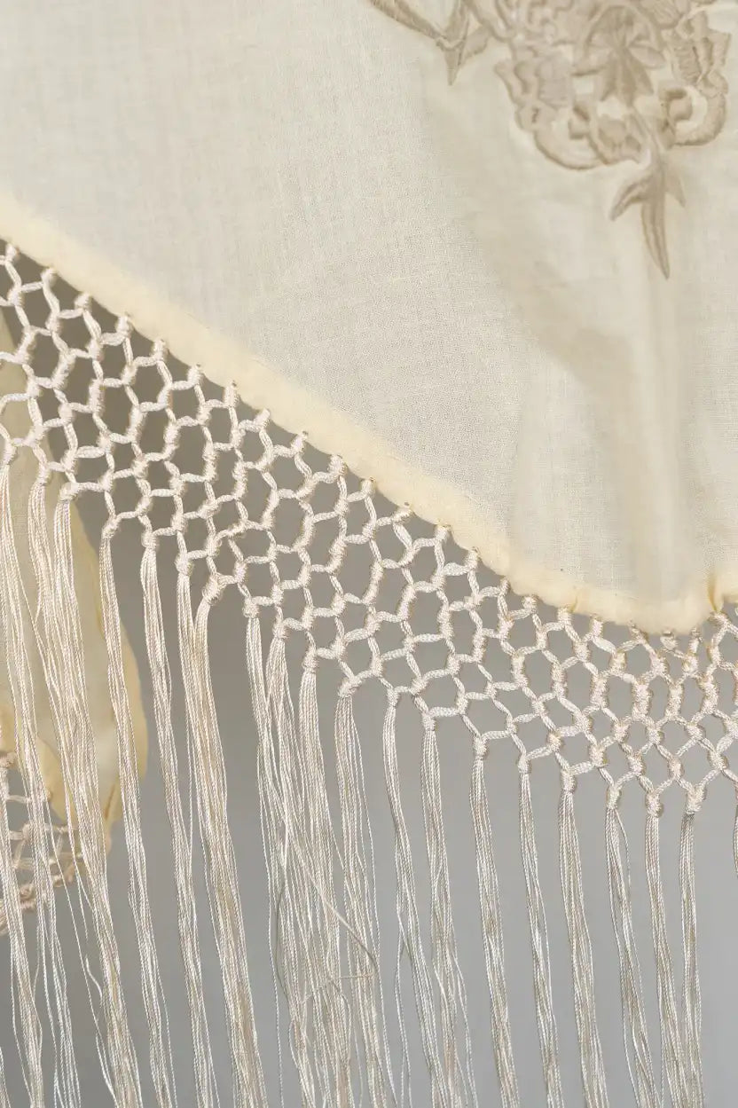 Mantoncillo color crudo con bordado y flecos