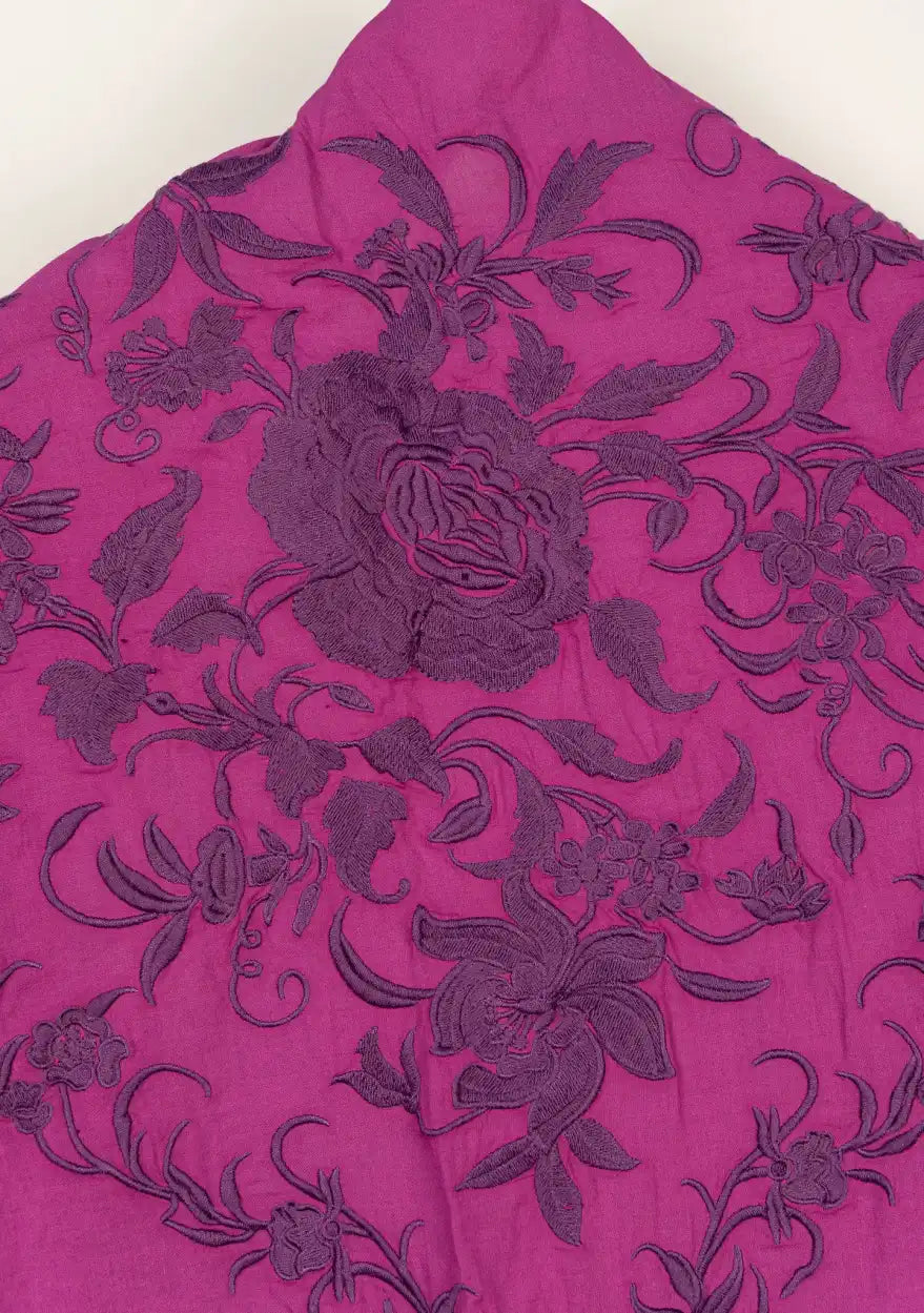 Mantoncillo color buganvilla con bordado y flecos