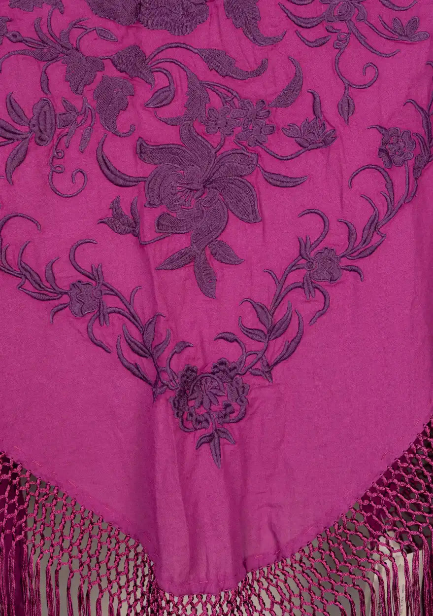 Mantoncillo color buganvilla con bordado y flecos