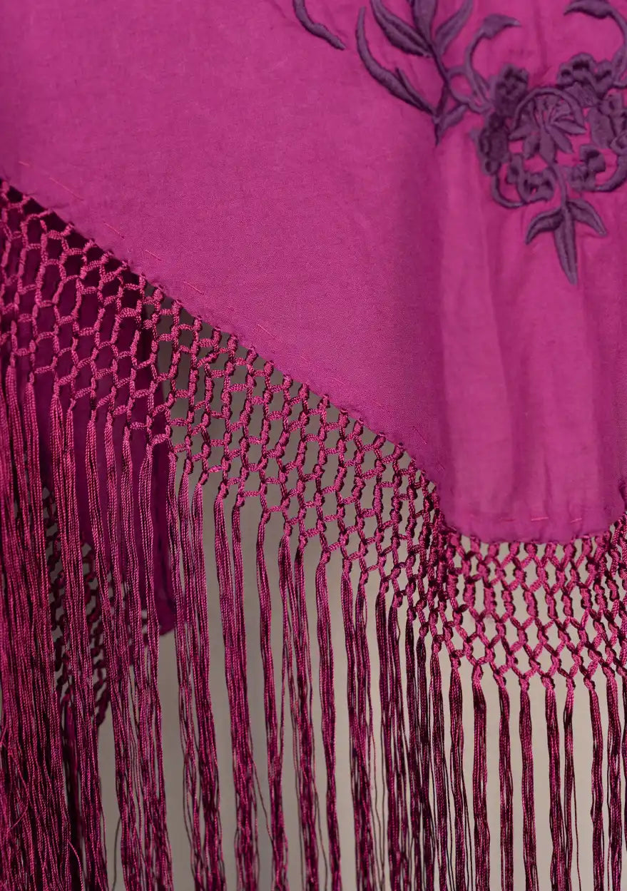 Mantoncillo color buganvilla con bordado y flecos