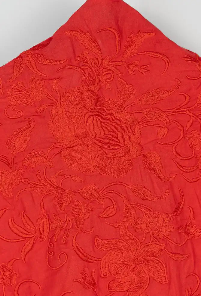 Mantoncillo color rojo con bordado y flecos