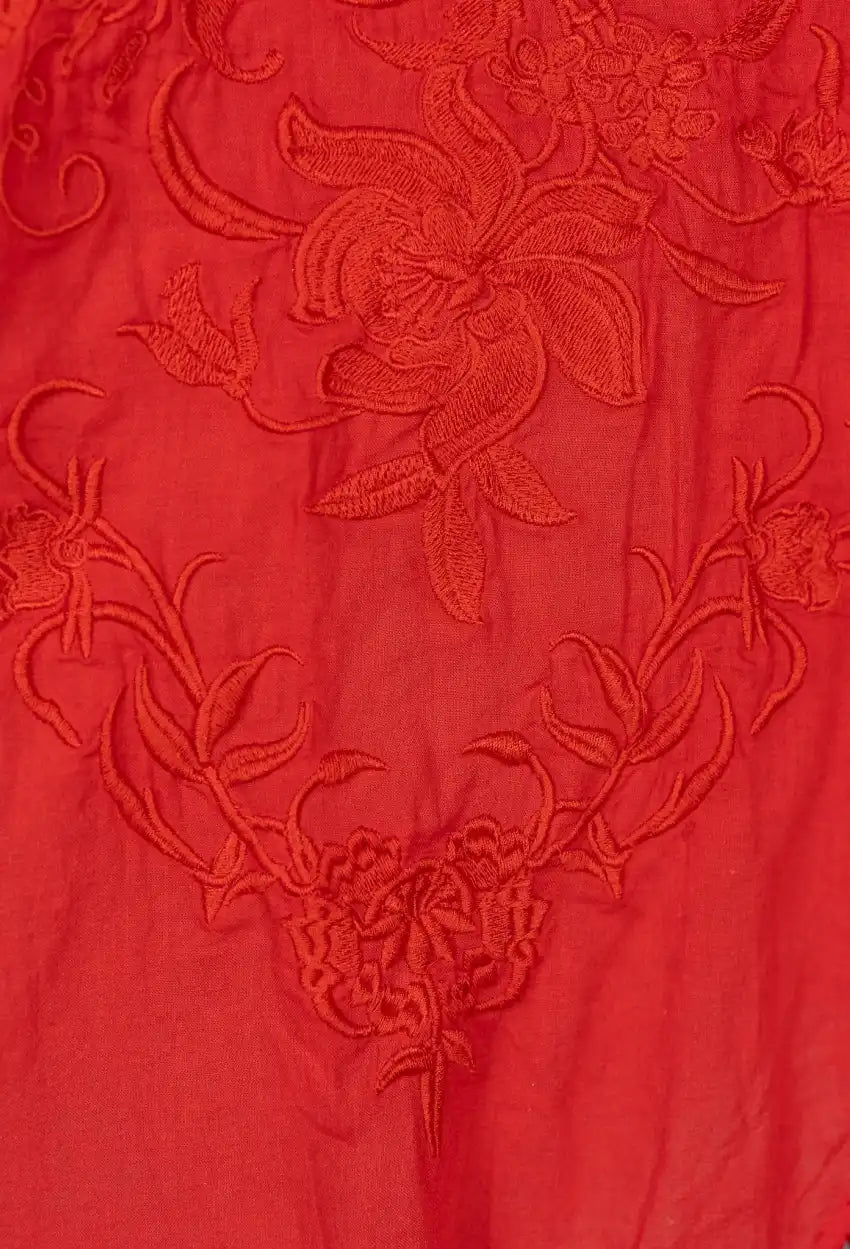 Mantoncillo color rojo con bordado y flecos