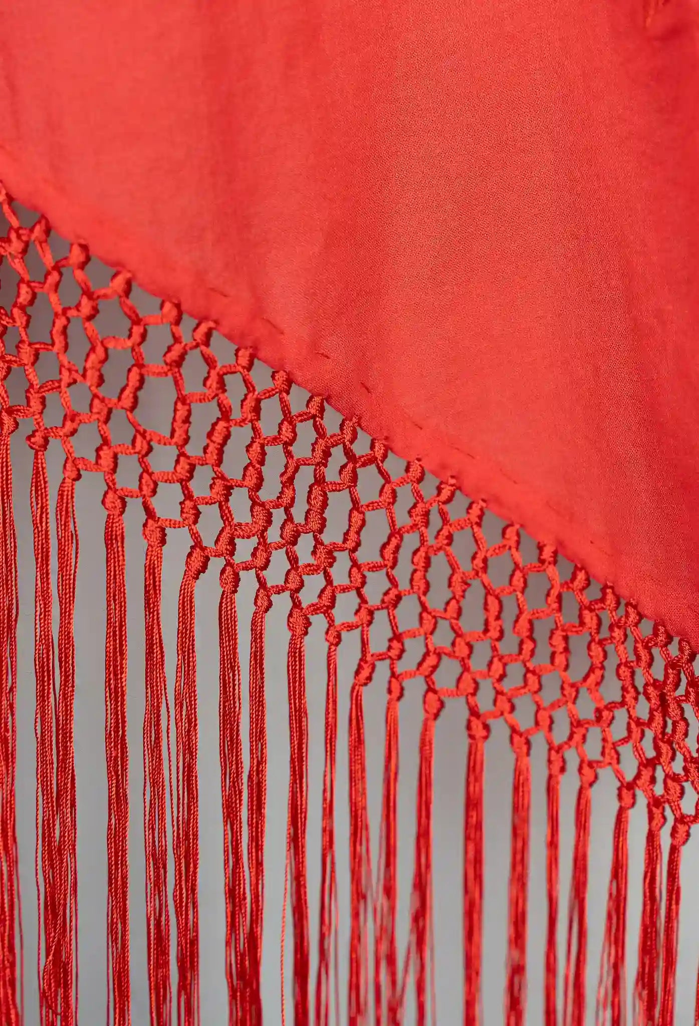 Mantoncillo color rojo con bordado y flecos