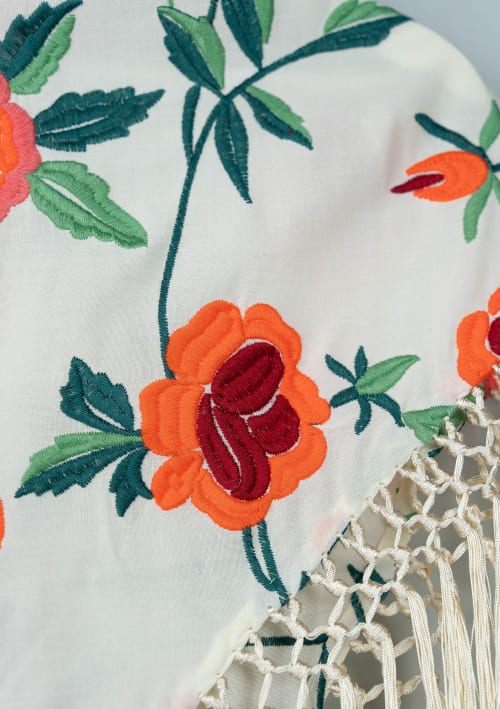 Mantoncillo bordado color crema 