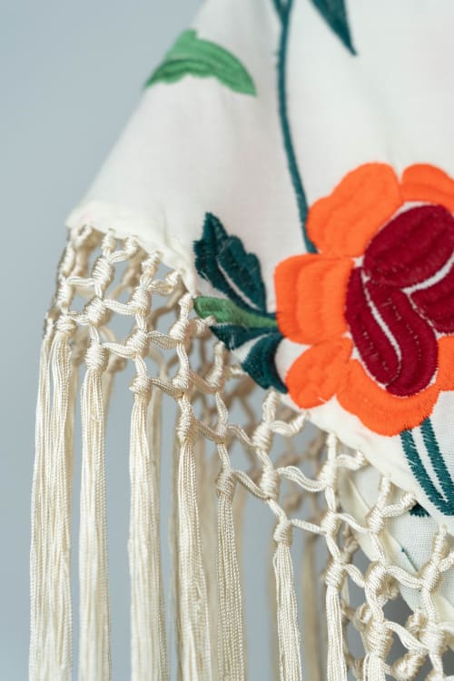 Mantoncillo bordado color crema 