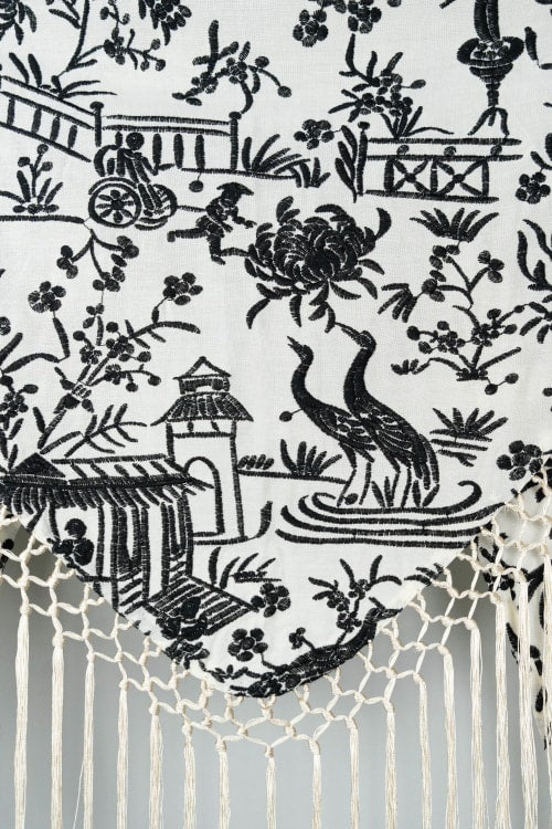 Mantoncillo bordado chinitos color blanco 