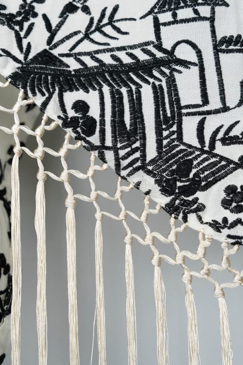 Mantoncillo bordado chinitos color blanco 