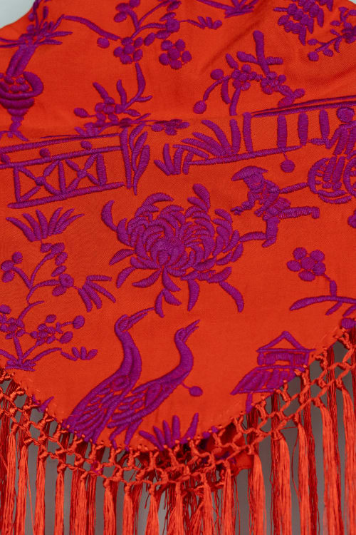 Mantoncillo bordado chinitos color rojo anaranjado 