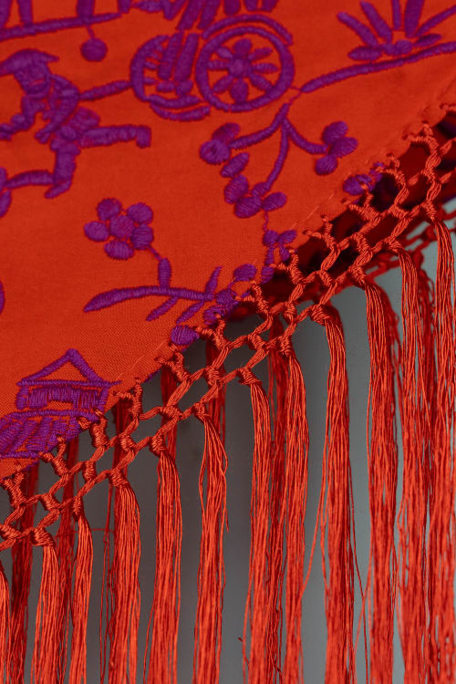 Mantoncillo bordado chinitos color rojo anaranjado 