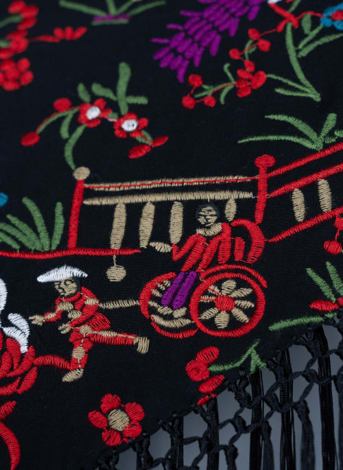 Mantoncillo bordado chinitos color negro multicolor