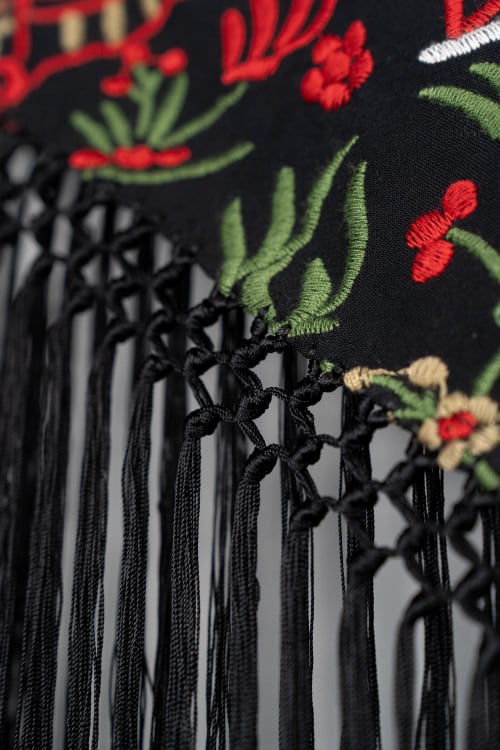 Mantoncillo bordado chinitos color negro multicolor