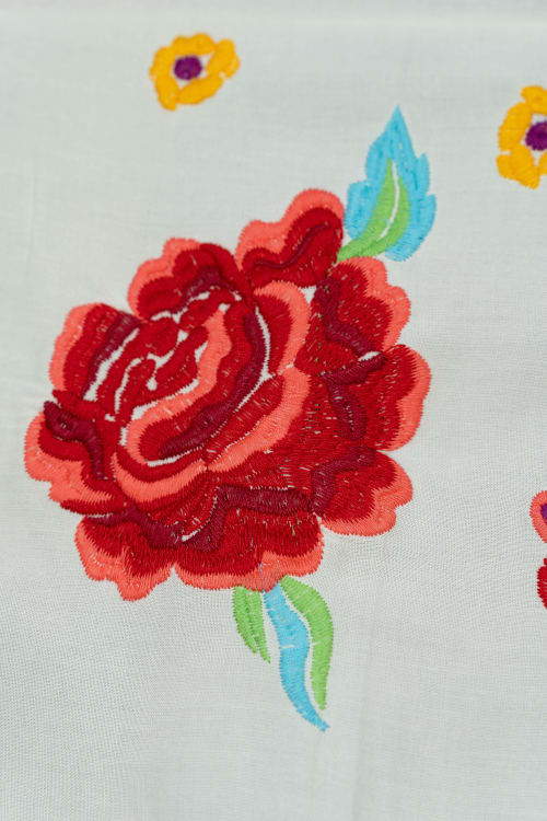 Mantoncillo bordado flora blanco multicolor