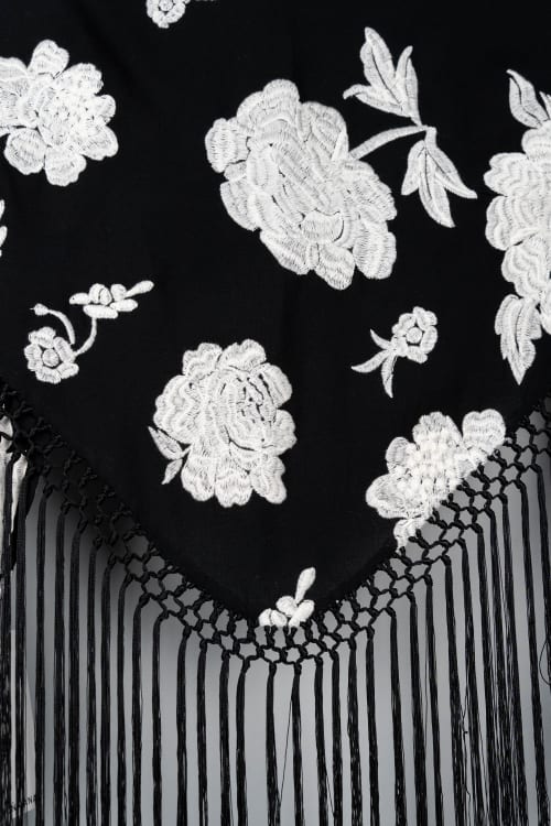 Mantoncillo bordado flor color negro