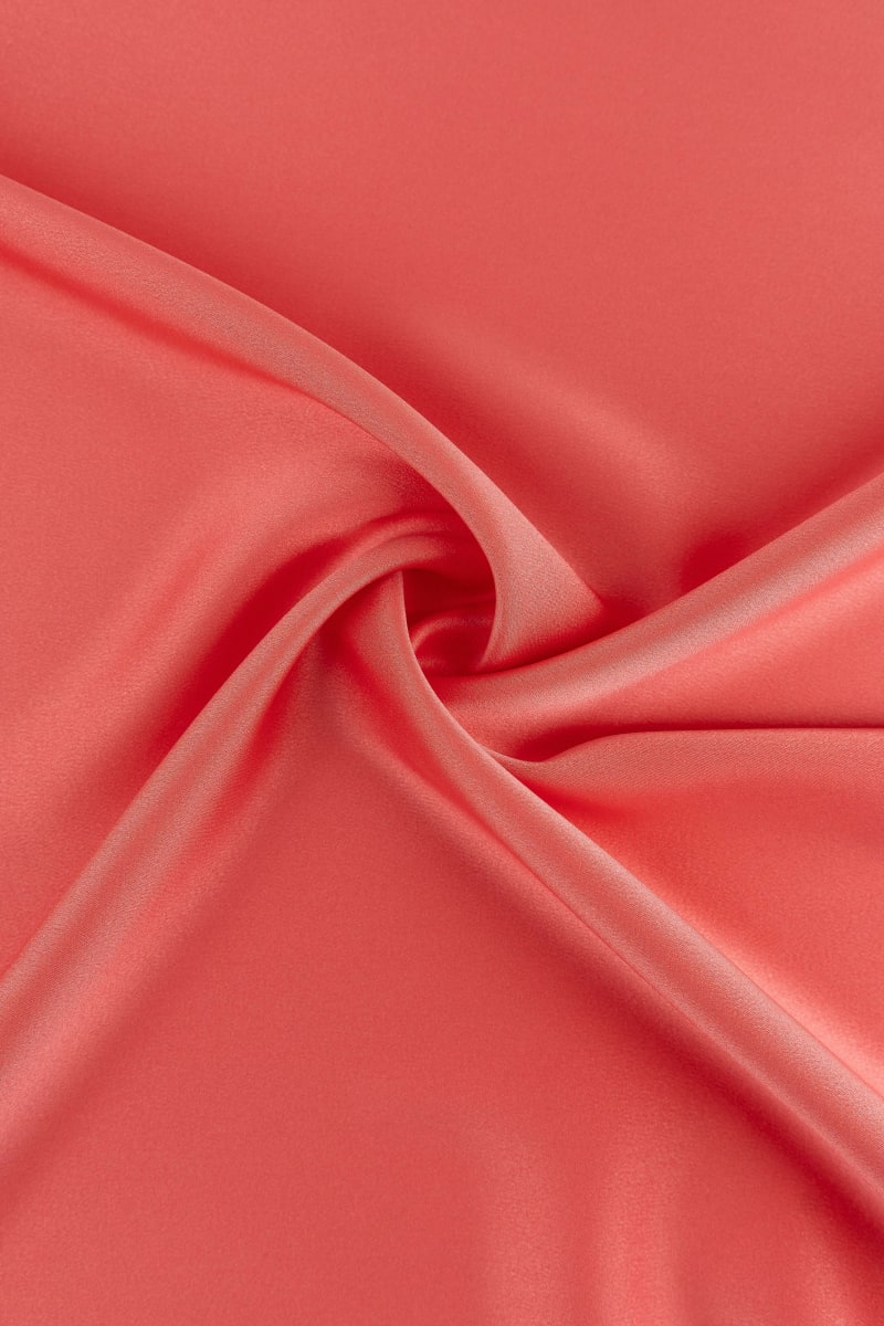 tela crepe saten liso en color coral