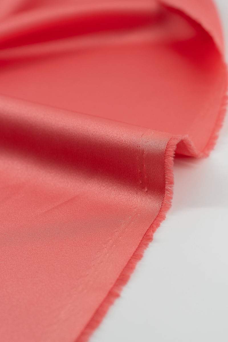 tela crepe saten liso en color coral