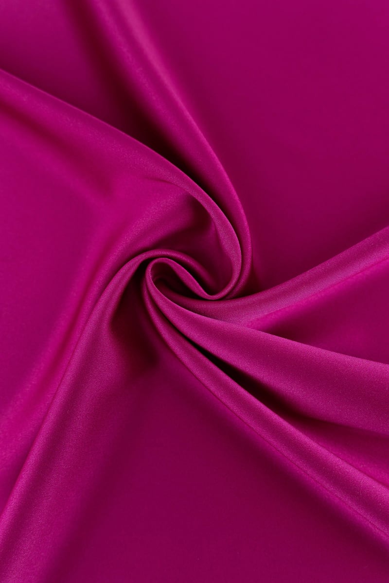 tela crepe saten liso en color buganvilla