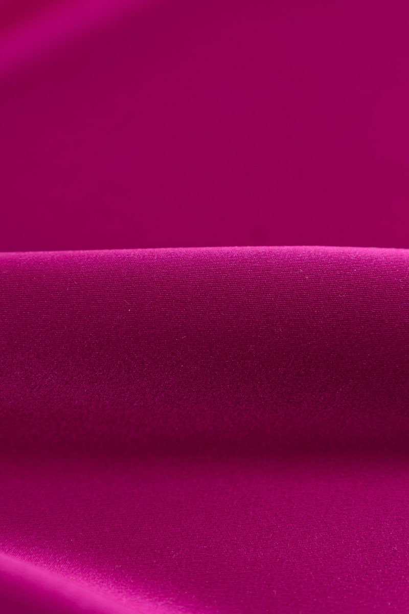 tela crepe saten liso en color buganvilla