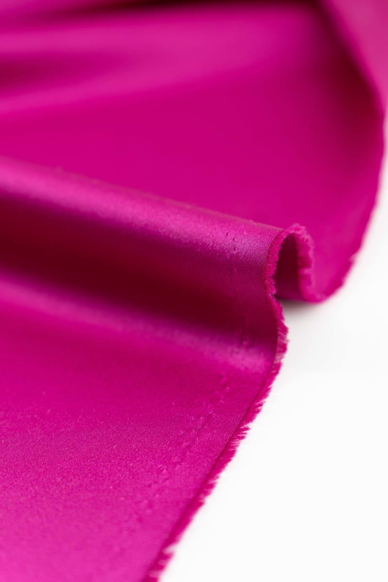 tela crepe saten liso en color buganvilla