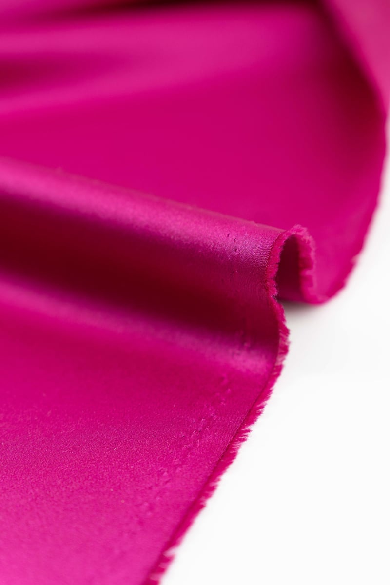 tela crepe saten liso en color fucsia
