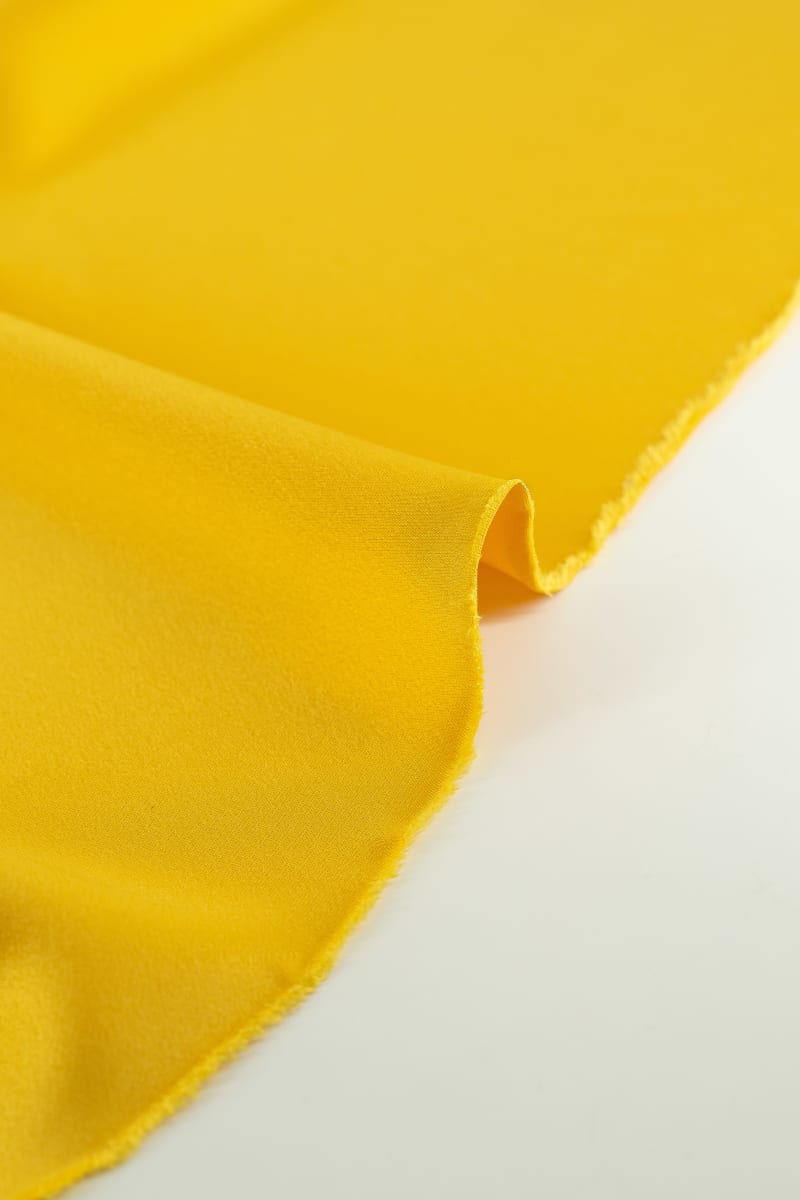 Crep saten color amarillo
