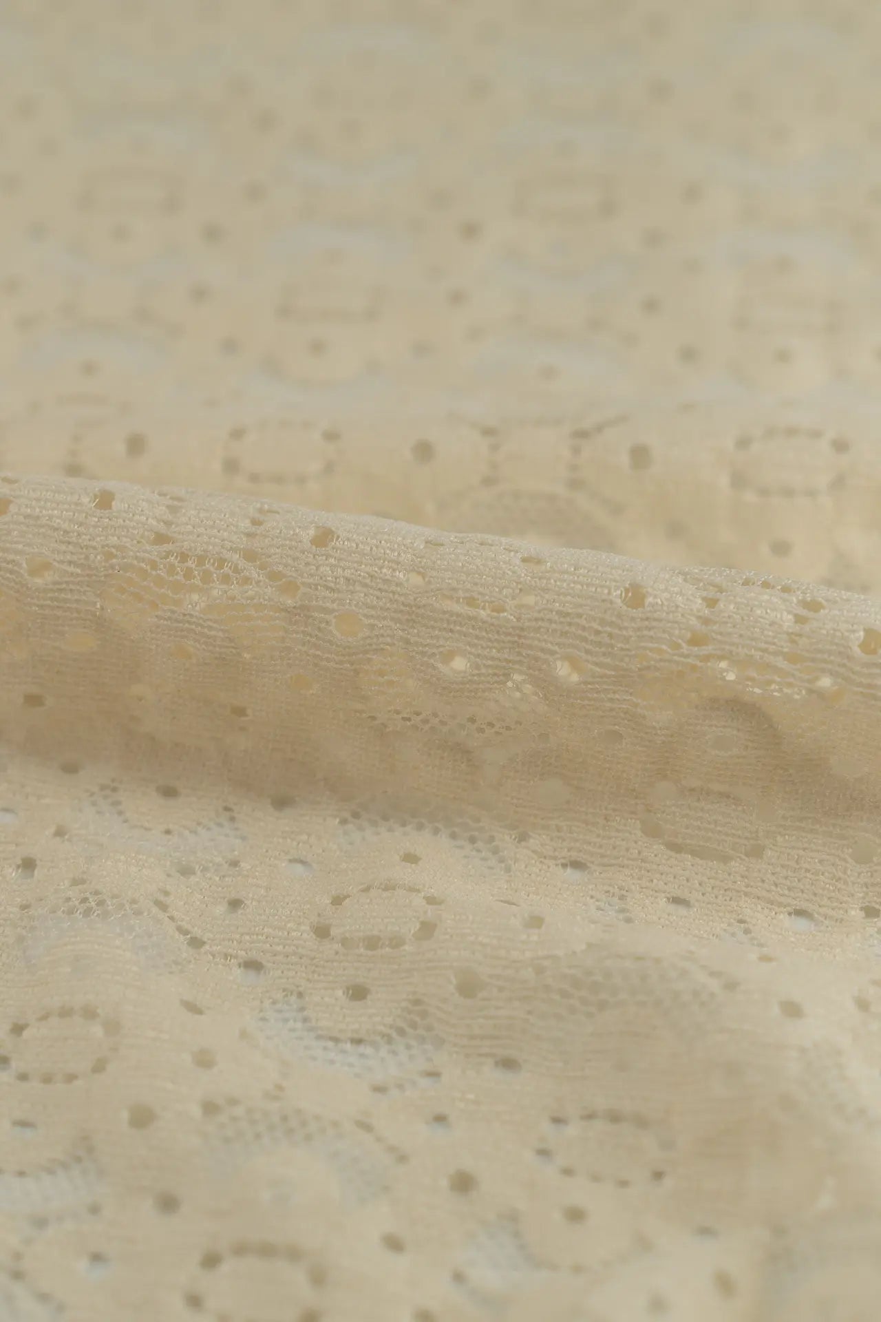 Encaje flor perforada cruda