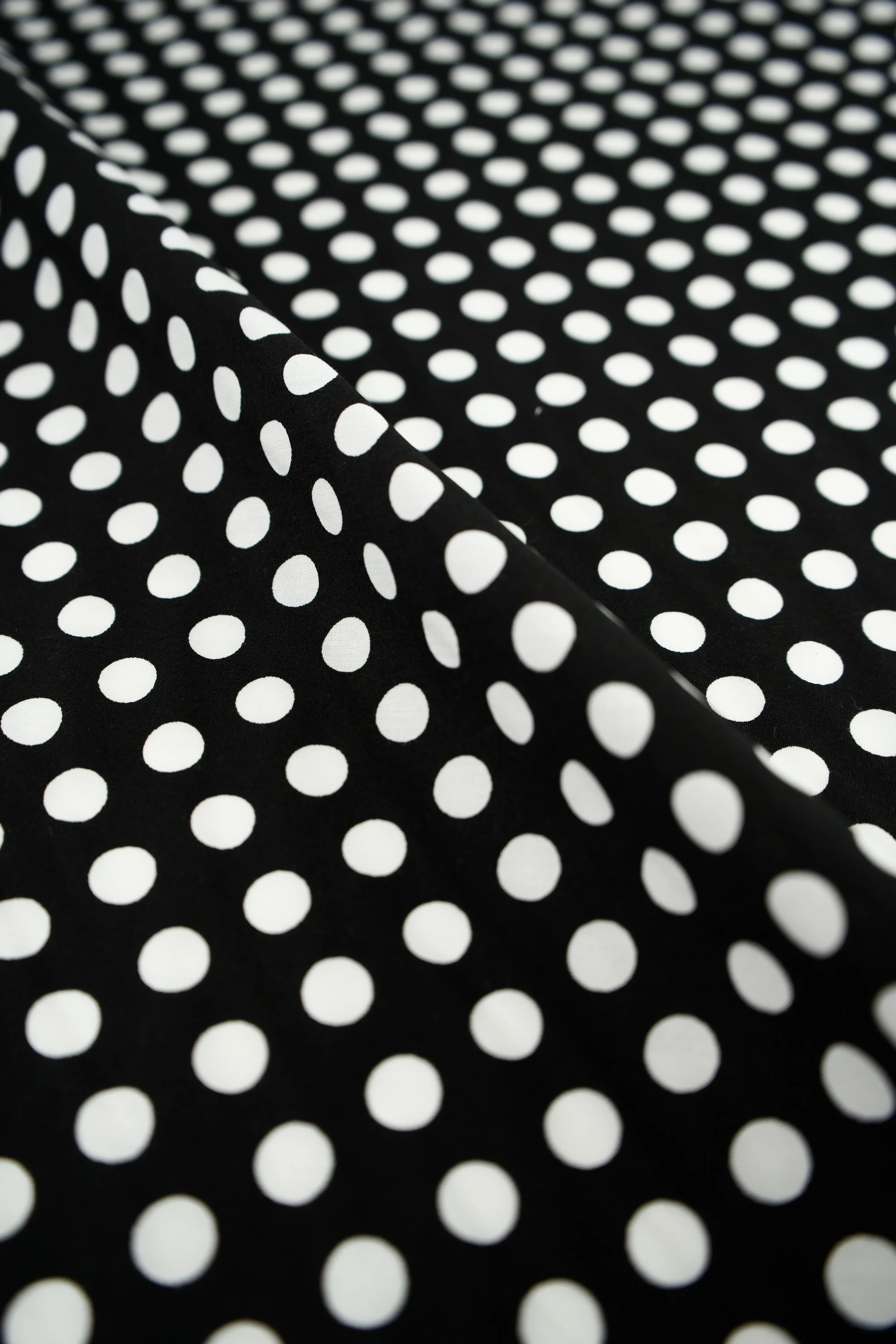 Popelin negro lunar blanco