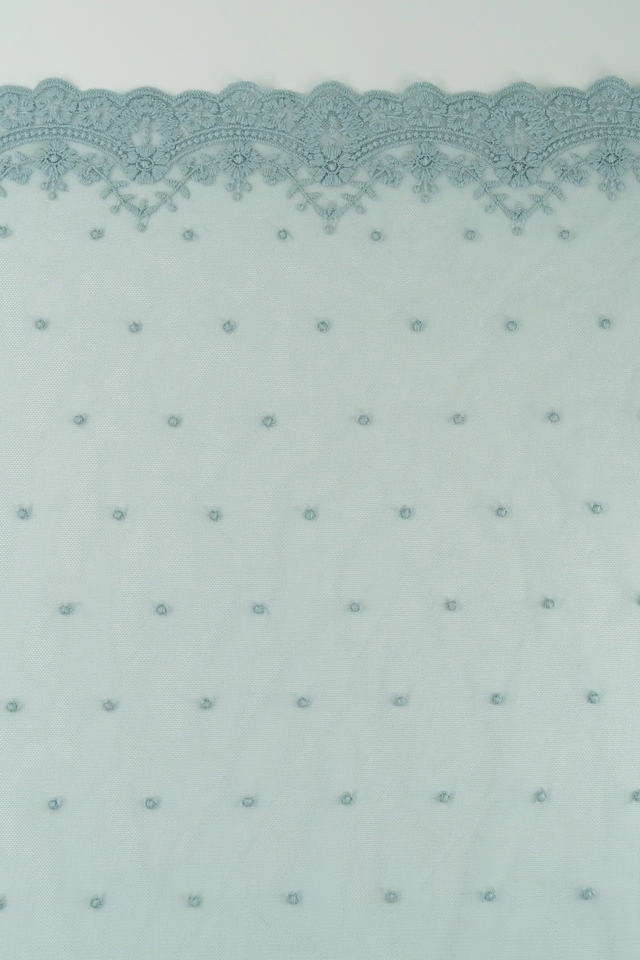 Tul bordado plumeti azul cenefa pequeña