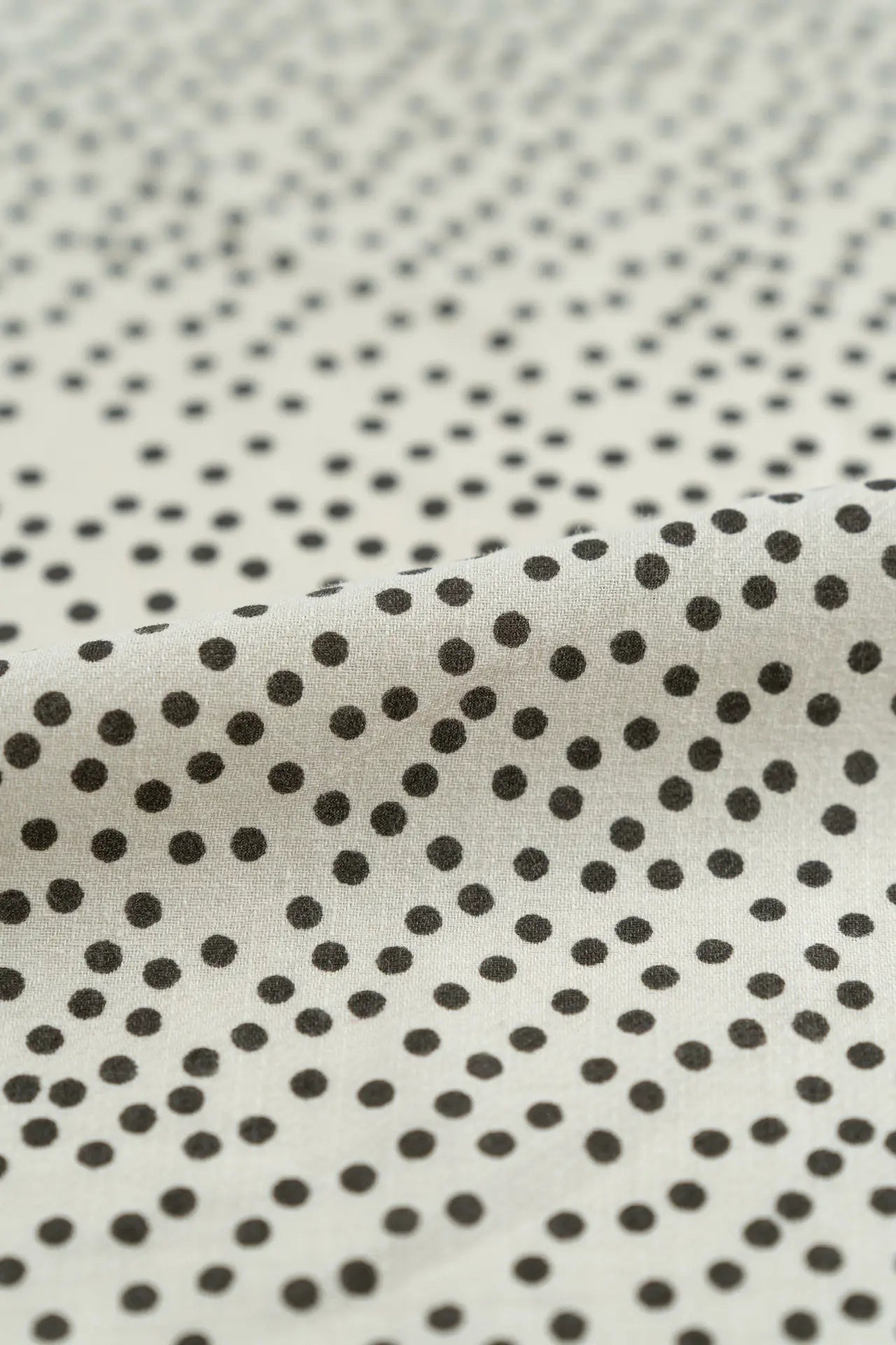 Estampado de lunares negros