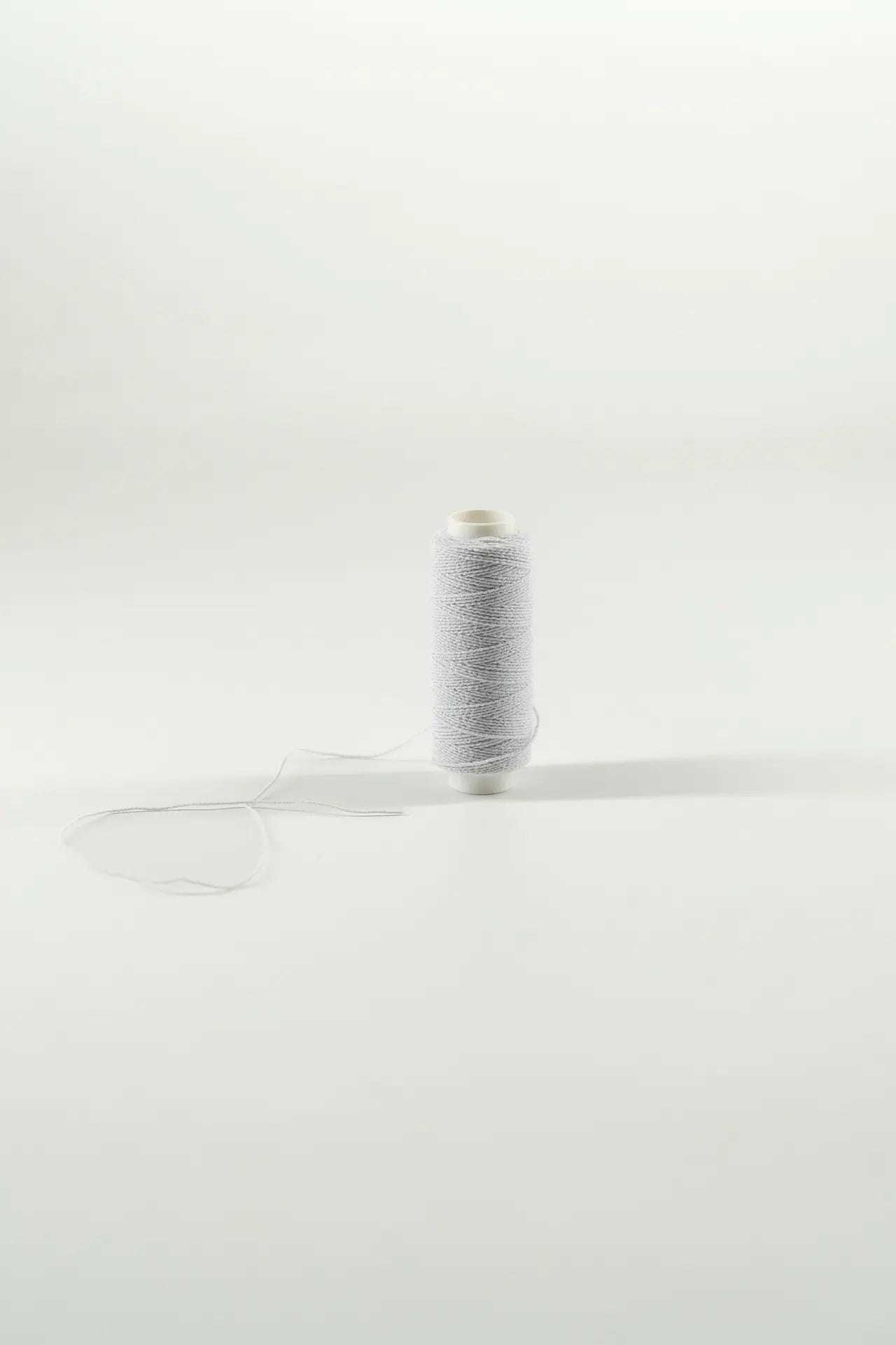 Cordón fino elástico gris