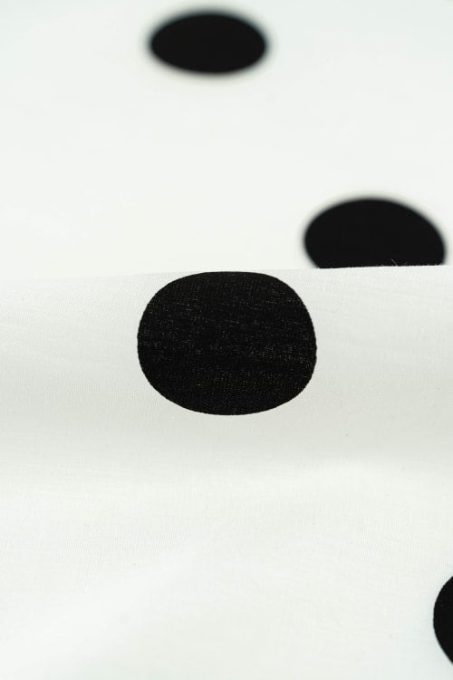 Popelin color blanco con lunar negro de 35mm