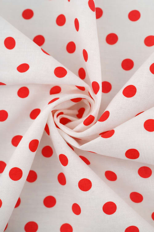 Popelin color blanco con lunar rojo de 8mm