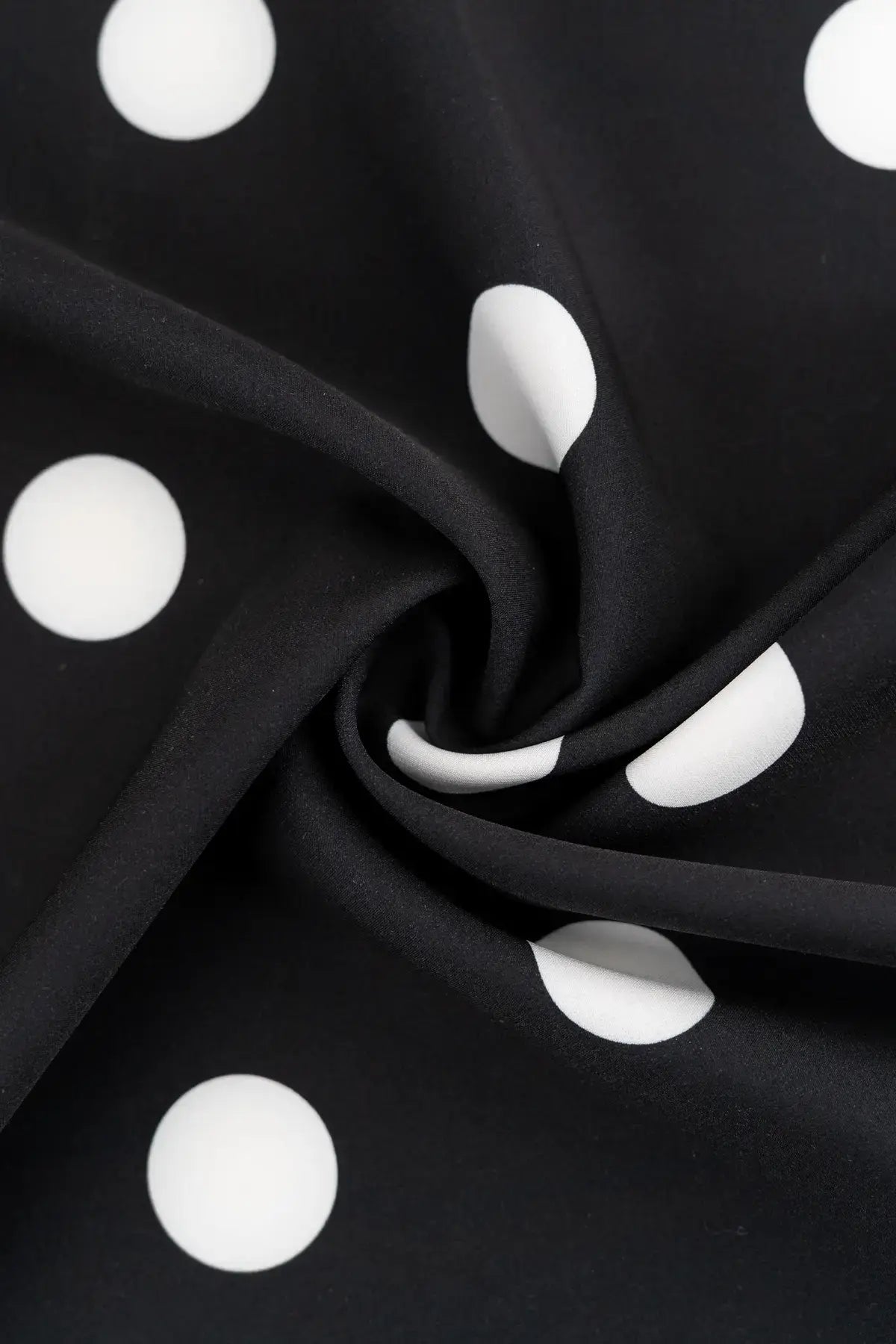 Sarga color negro con lunares blancos 