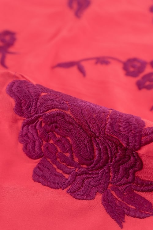 Tela con estampado de flora color fucsia