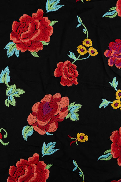 Tela con estampado de flora color negro