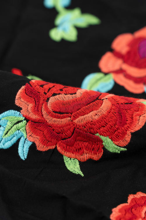 Tela con estampado de flora color negro