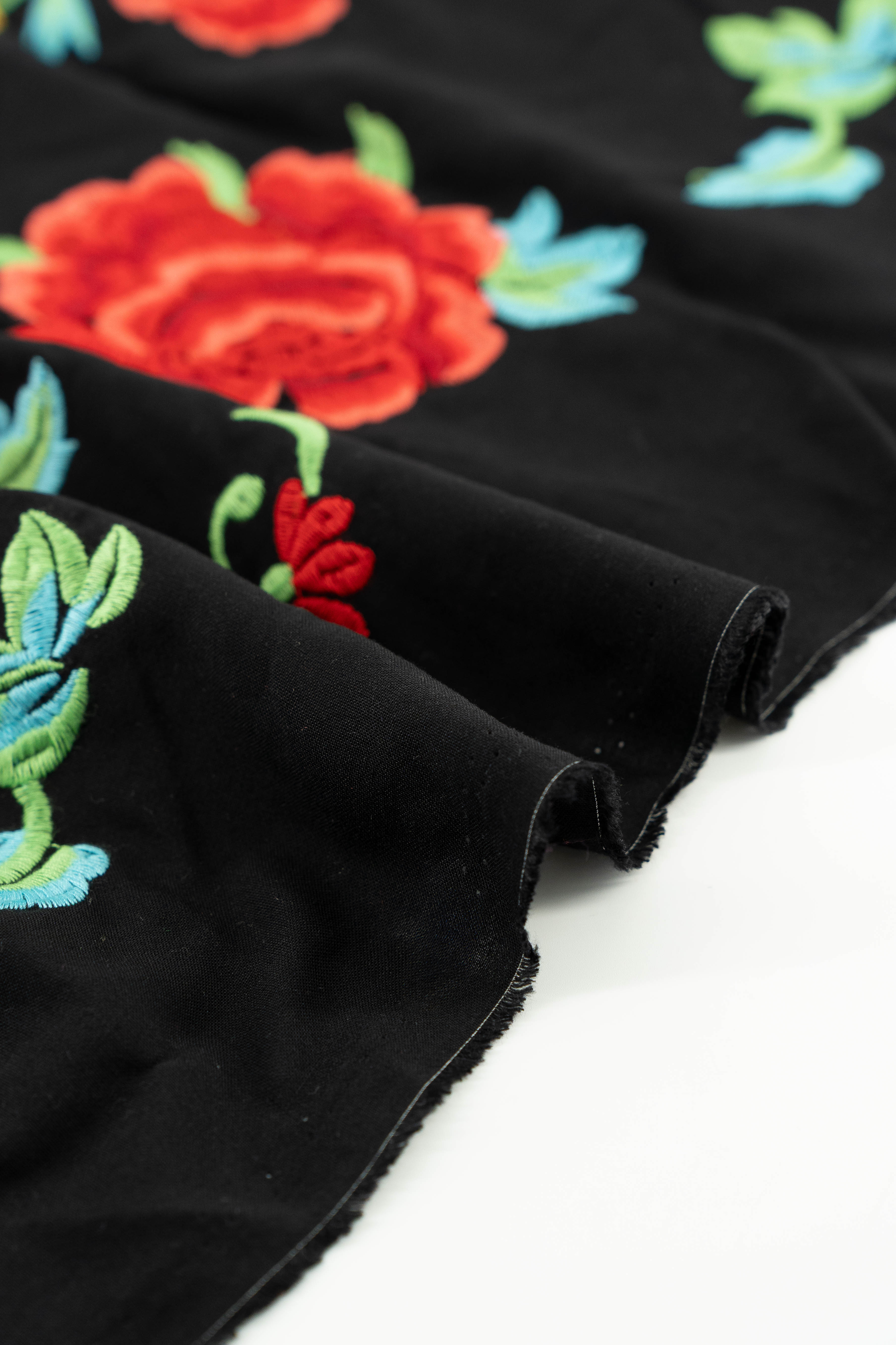 Tela con estampado de flora color negro