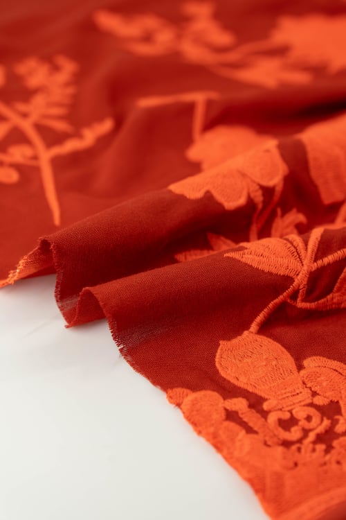 Tela con estampado color rojo