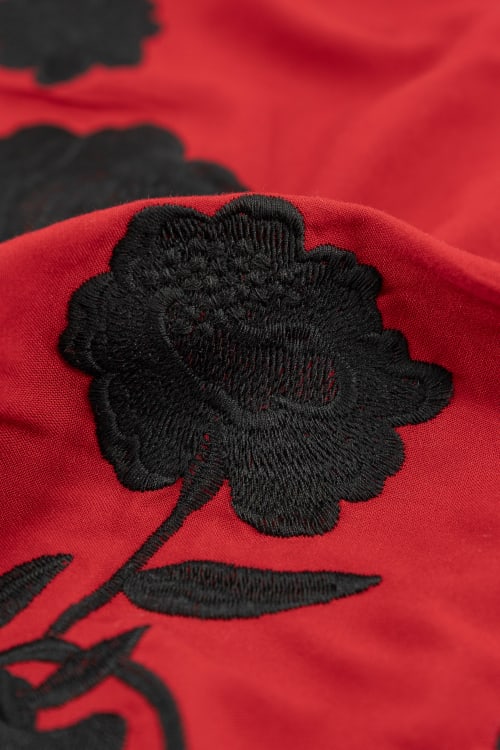 Tela con estampado color burdeos