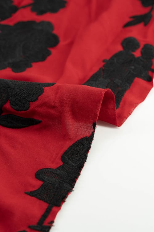 Tela con estampado color burdeos