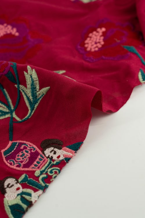 Tela con estampado color buganvilla