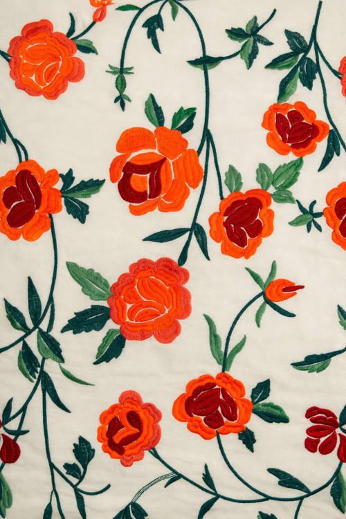Tela con estampado de flores color crema