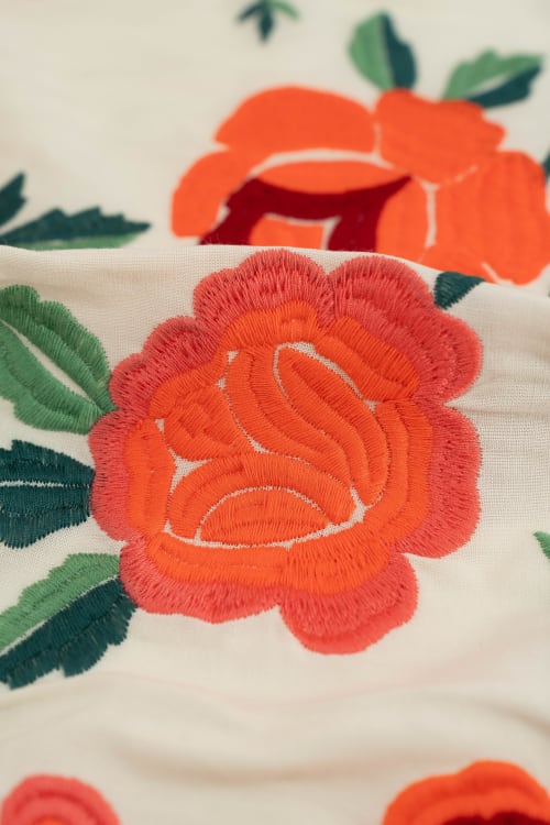 Tela con estampado de flores color crema