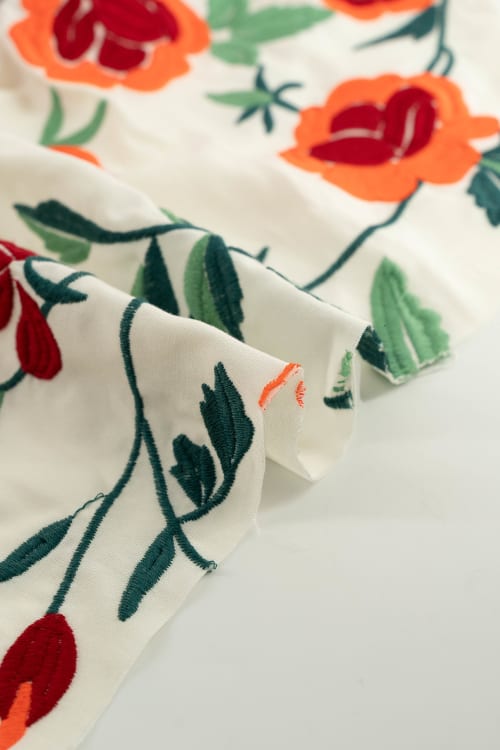 Tela con estampado de flores color crema