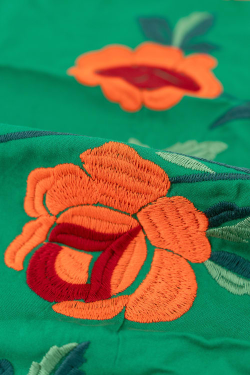 Tela con estampado de flores color verde