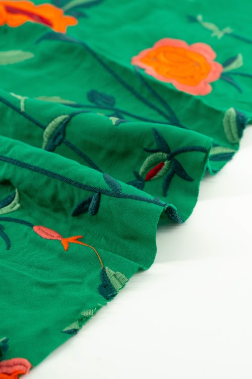 Tela con estampado de flores color verde