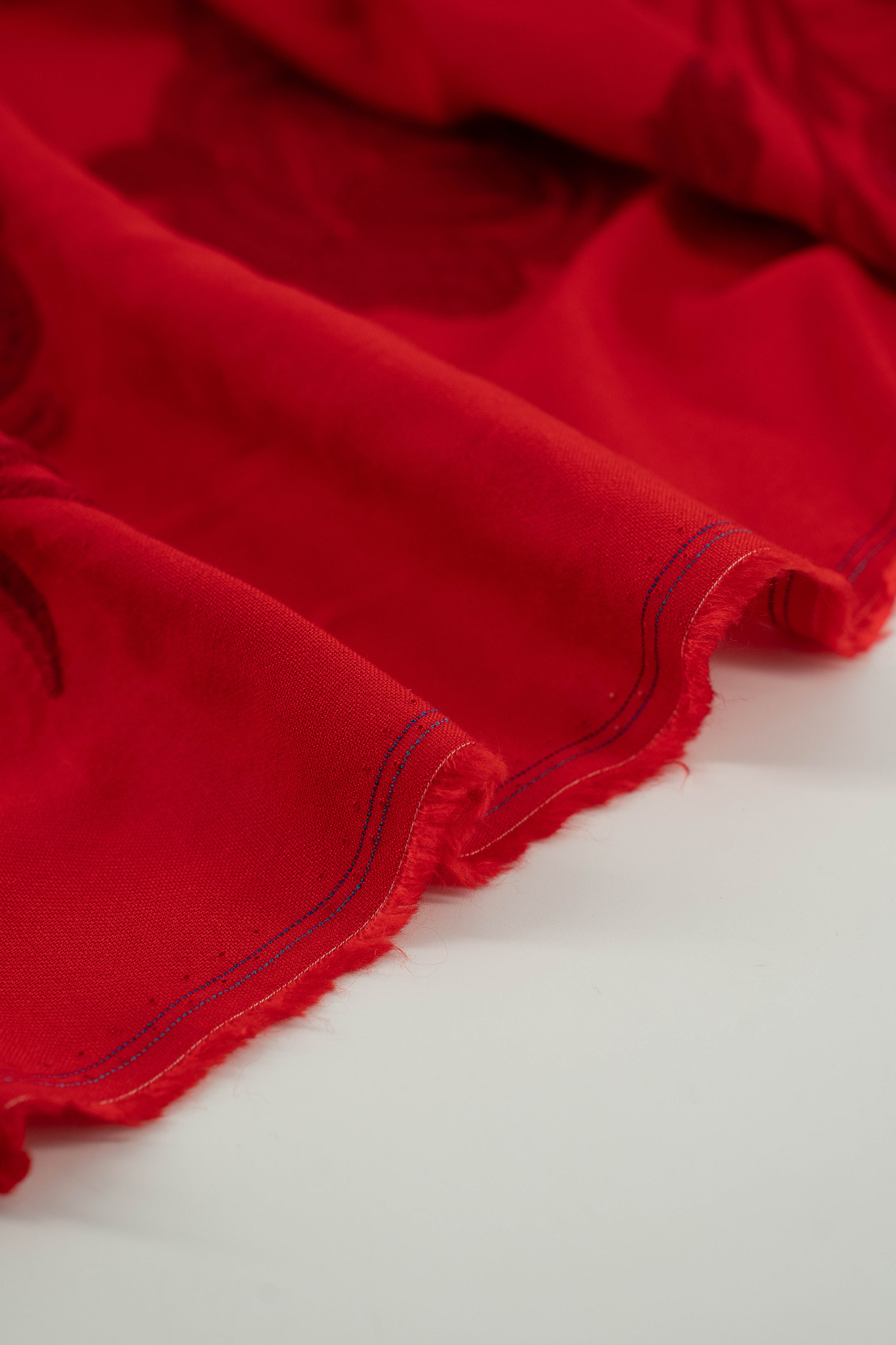 Tela con estampado de flores color rojo