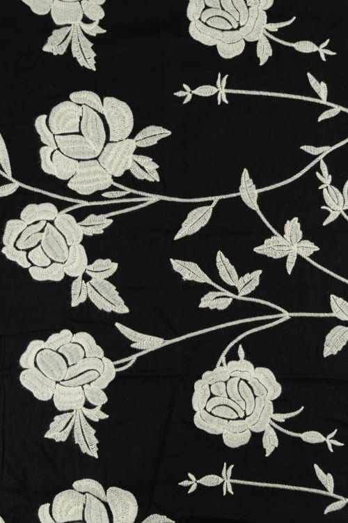 Tela con estampado de flores color negro